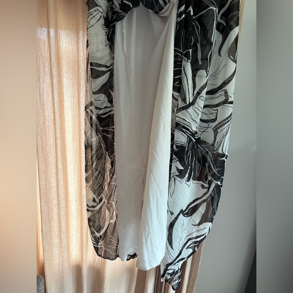 NWT Express | Large | Black & White Floral V-Neck Pleated Cross Back Maxi Dress - Picture 8 of 12